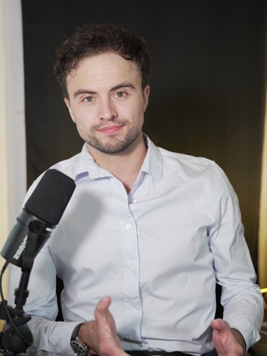 Louis, fondateur de LB Conseil Patrimoine, dans son studio vidéo
